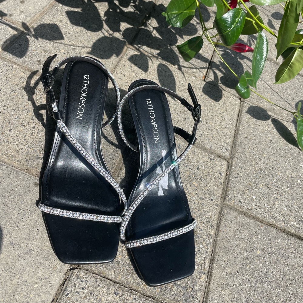 Thompson Women's Black and Silver Strappy Sandals